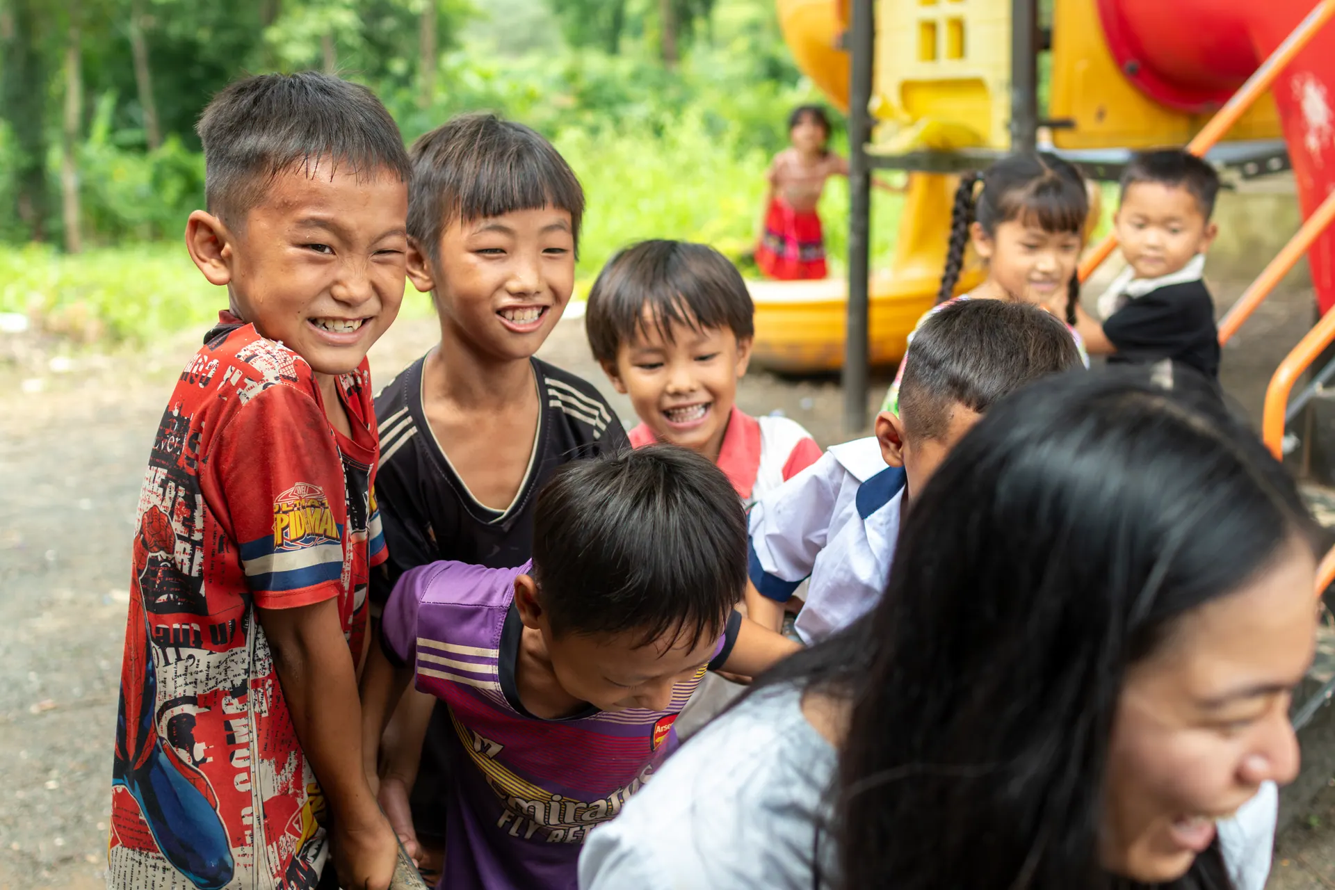 Các em học sinh cười đùa cùng nhau trên sân trường.