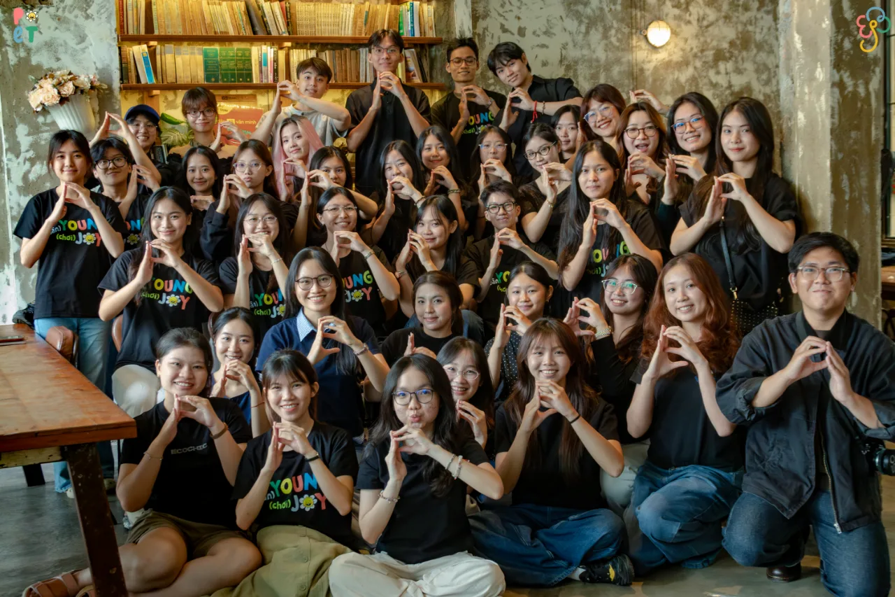 Ảnh tập thể thành viên POET mặc áo “(dân) YOUNG (chơi) JOY”, cùng làm hình trái tim bằng tay.