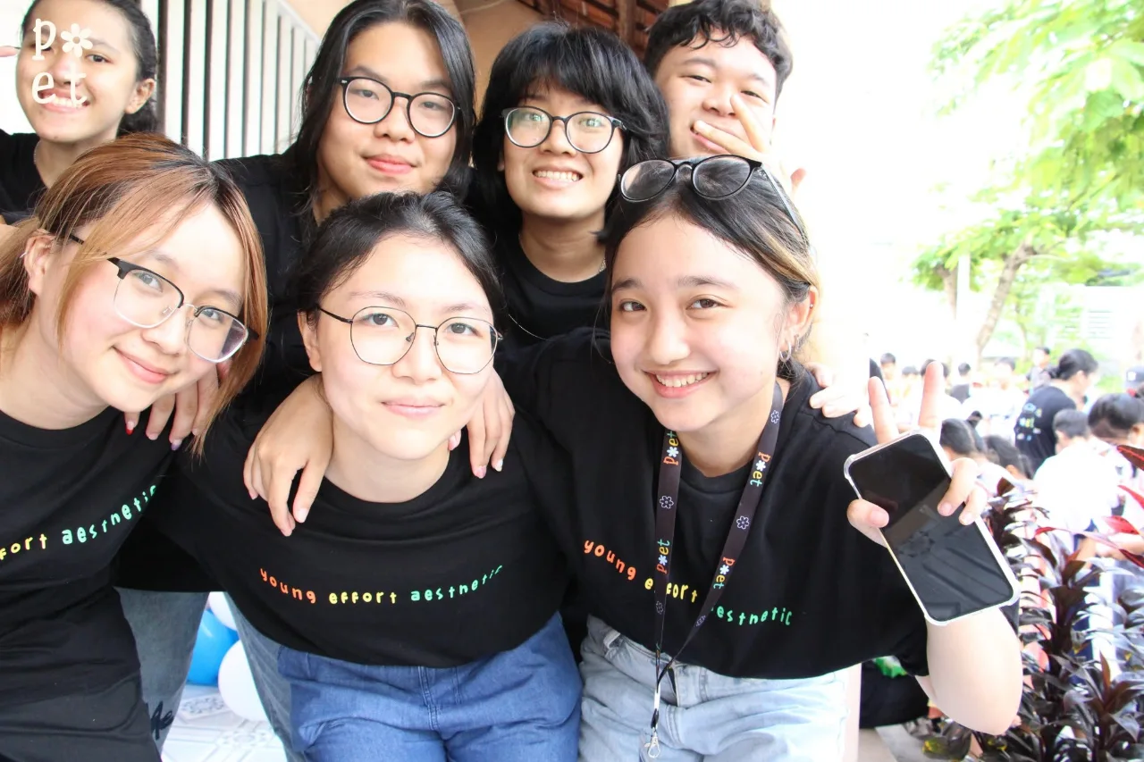 Các tình nguyện viên POET mặc áo đồng phục cười vui bên nhau
